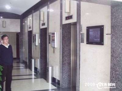 地鐵3-4-9號(hào)線交匯，景鴻大樓112平精裝辦公空間，家具全配，即刻入駐